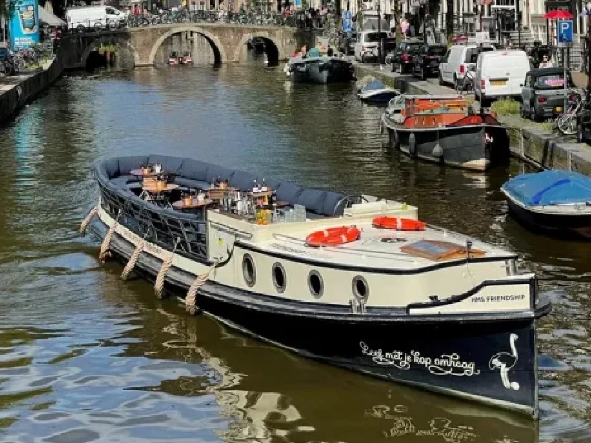 a small boat in a harbor