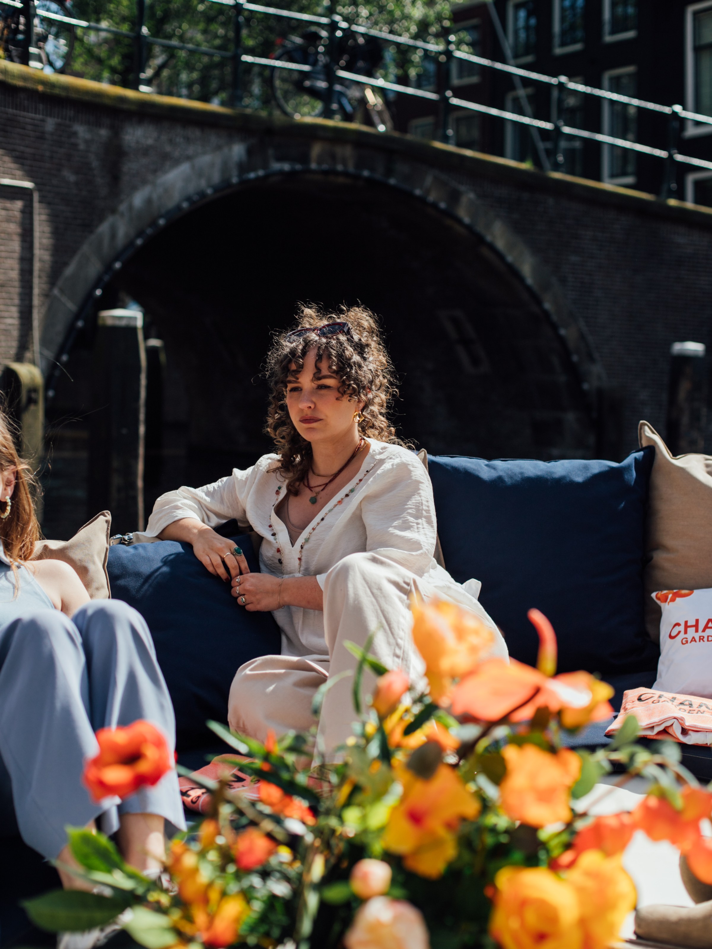 Joana de Verona et al. sitting at a table with food